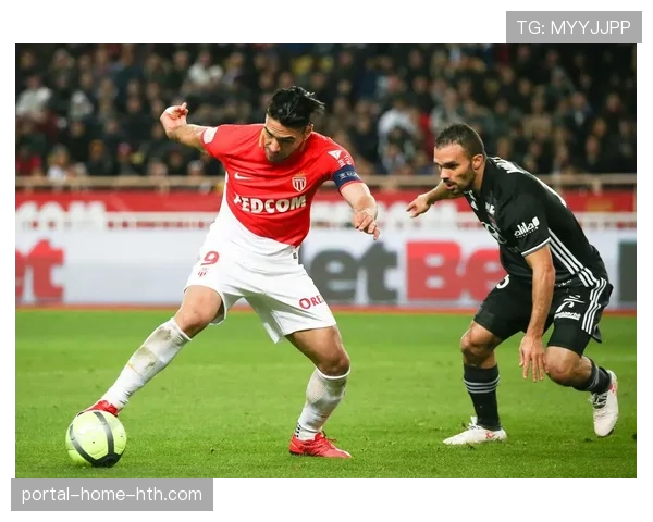 战术板：解析摩纳哥高压逼抢战术如何有效限制里尔出球